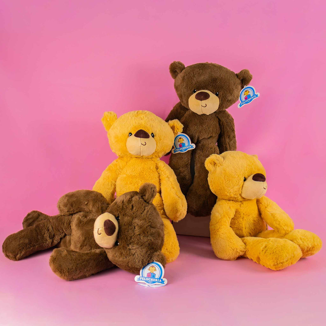Peluches románticos de ositos con corazones ideales para regalo sobre fondo rojo