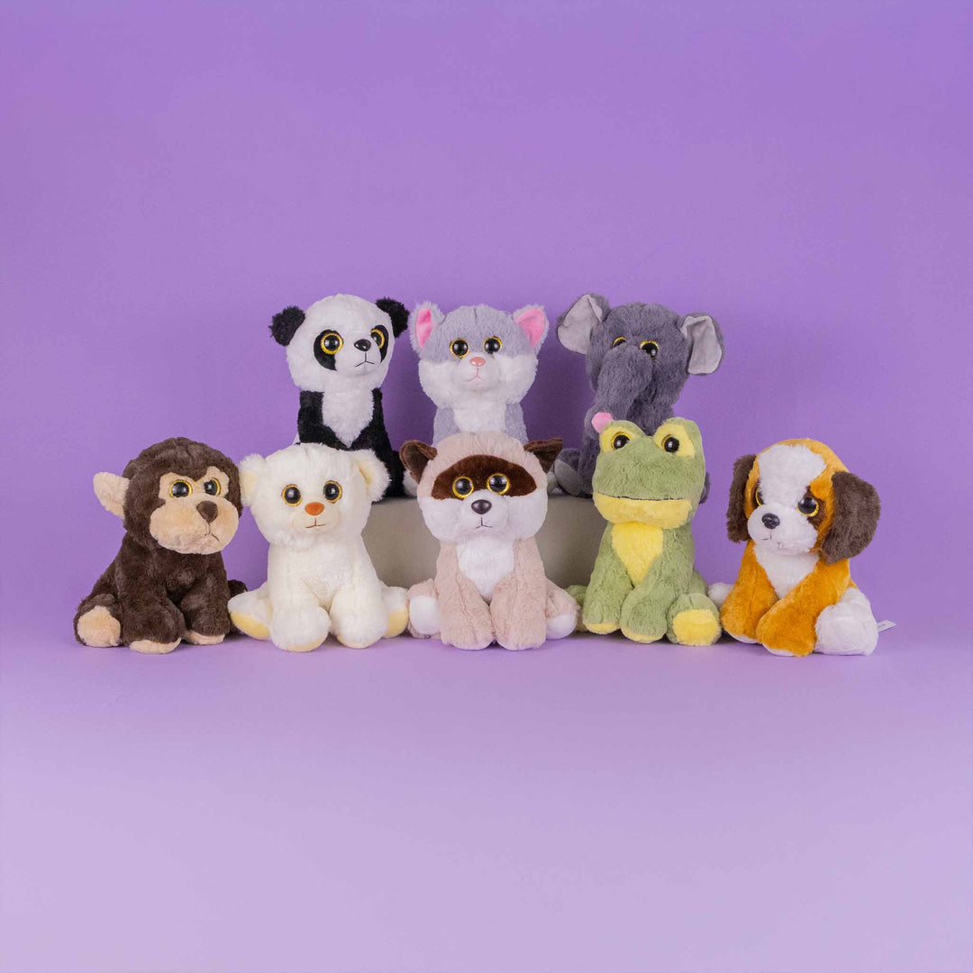 Colección de peluches de animales de la granja como cerditos y pollitos agrupados