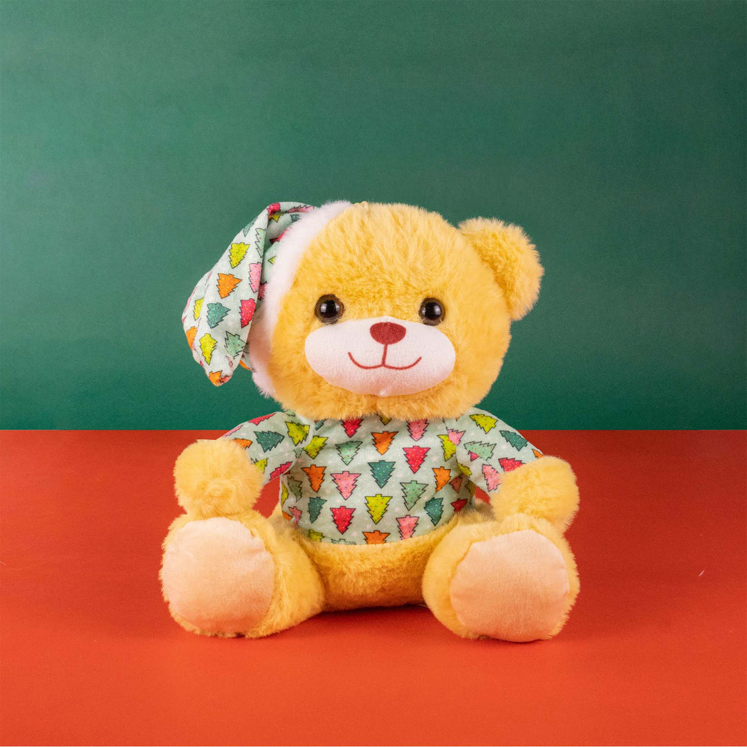 Oso de peluche navideño con gorro rojo de Santa Claus al lado de una esfera
