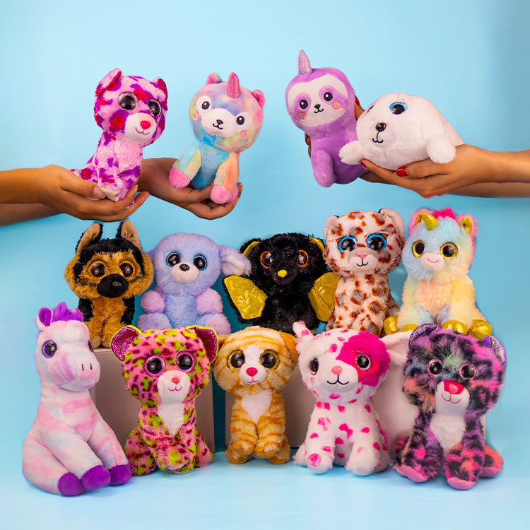 Gran variedad de mini peluches y llaveros de personajes apilados