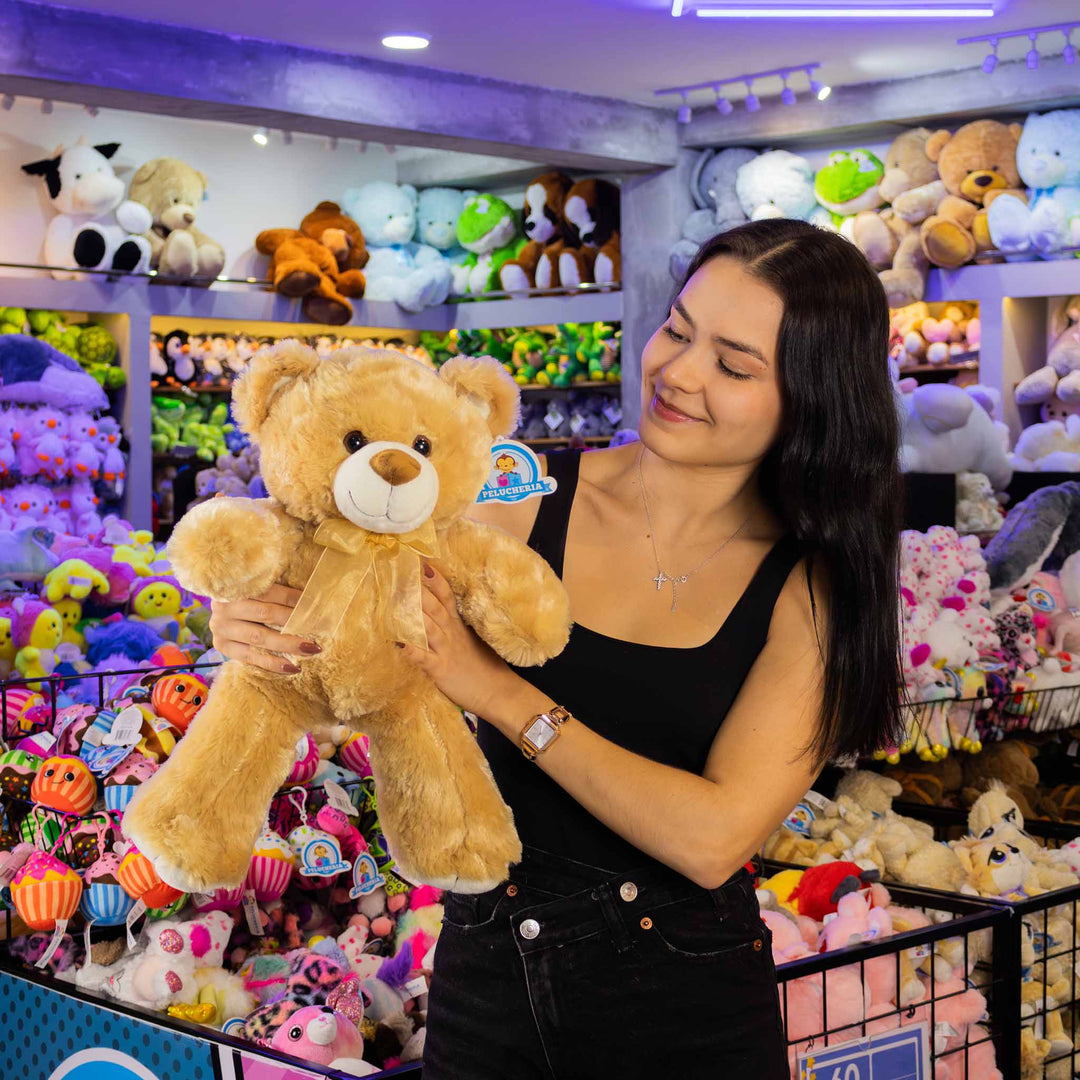 Peluches premium de colección detallados sobre un fondo decorativo