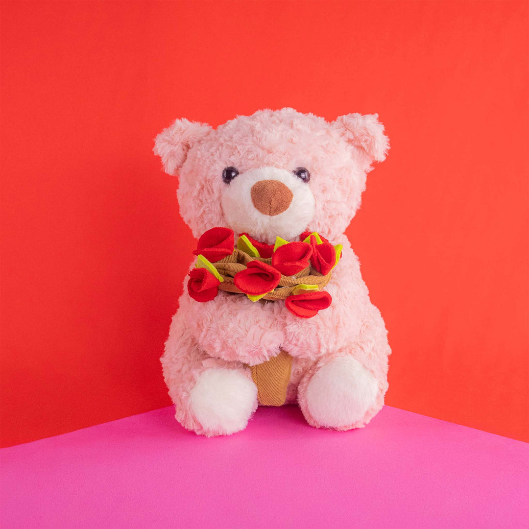 Peluche de oso color rojo sosteniendo un corazón de San Valentín