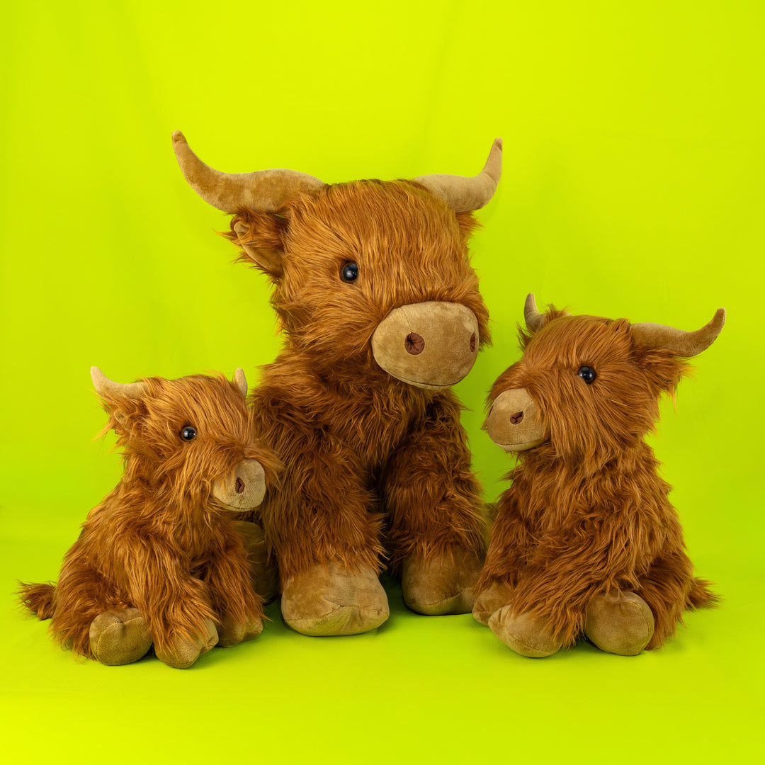 Peluches de ositos cariñosos con corazones sobre fondo verde