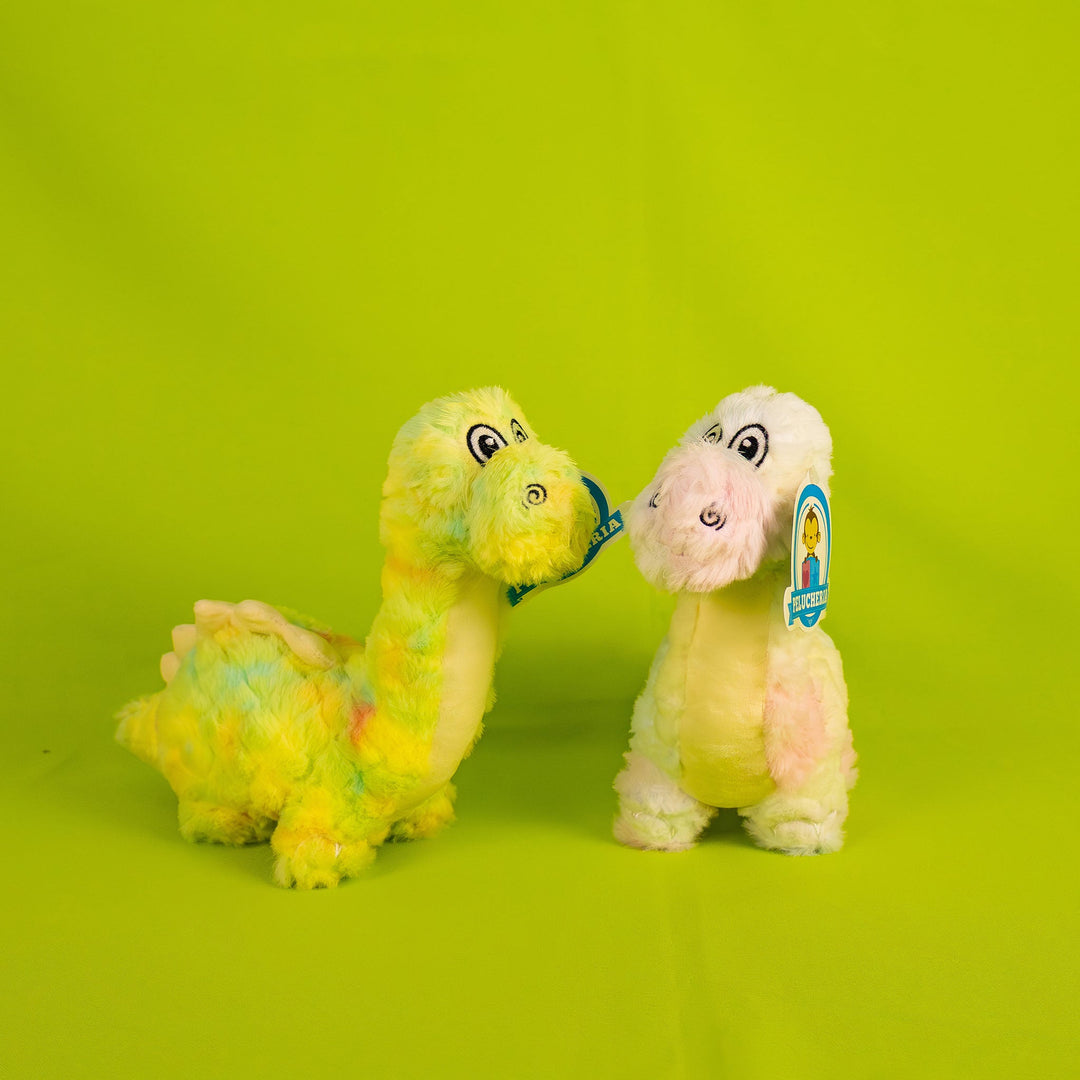 Peluches de dinosaurios y criaturas místicas de color verde y amarillo
