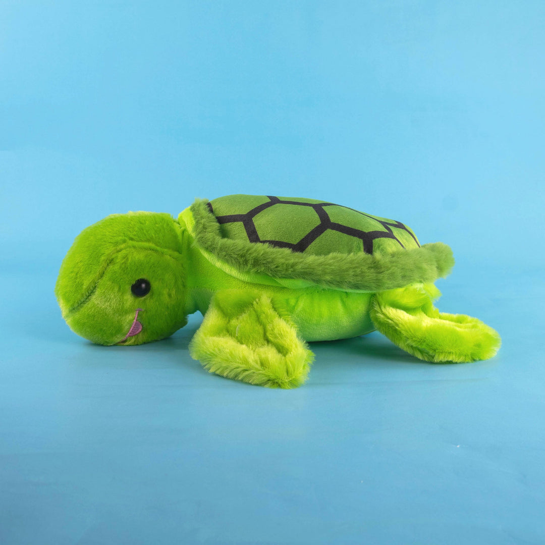 Peluche de tortuga verde sobre un fondo azul claro