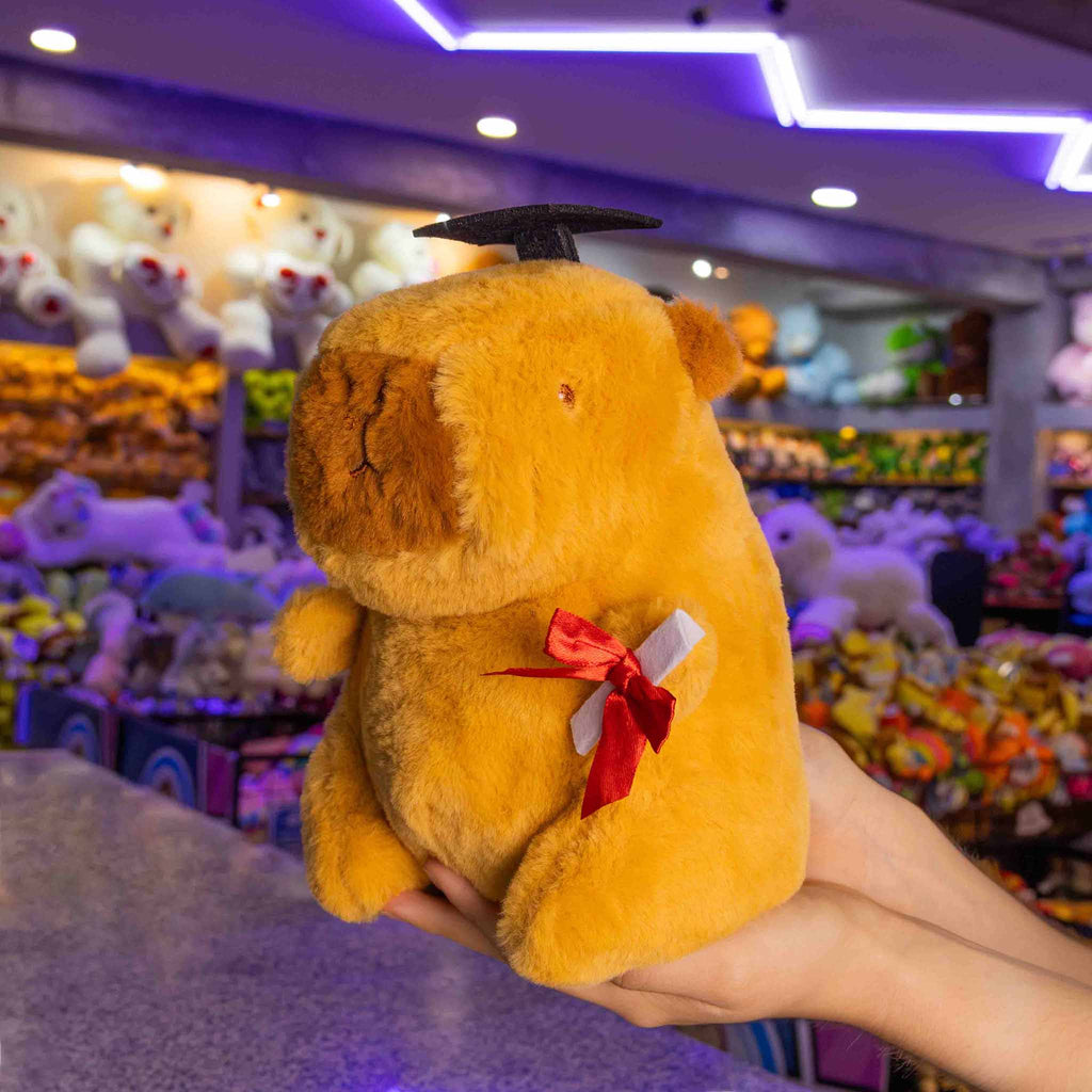 Capibara de peluche graduada, perfecta para regalar en graduaciones y eventos. Peluches de graduación 