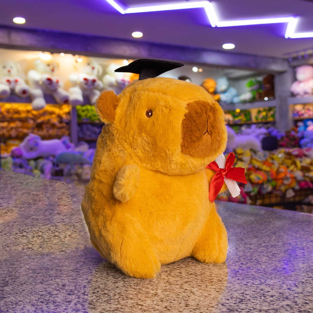 Capibara de peluche graduada, perfecta para regalar en graduaciones y eventos. Peluches de graduación 