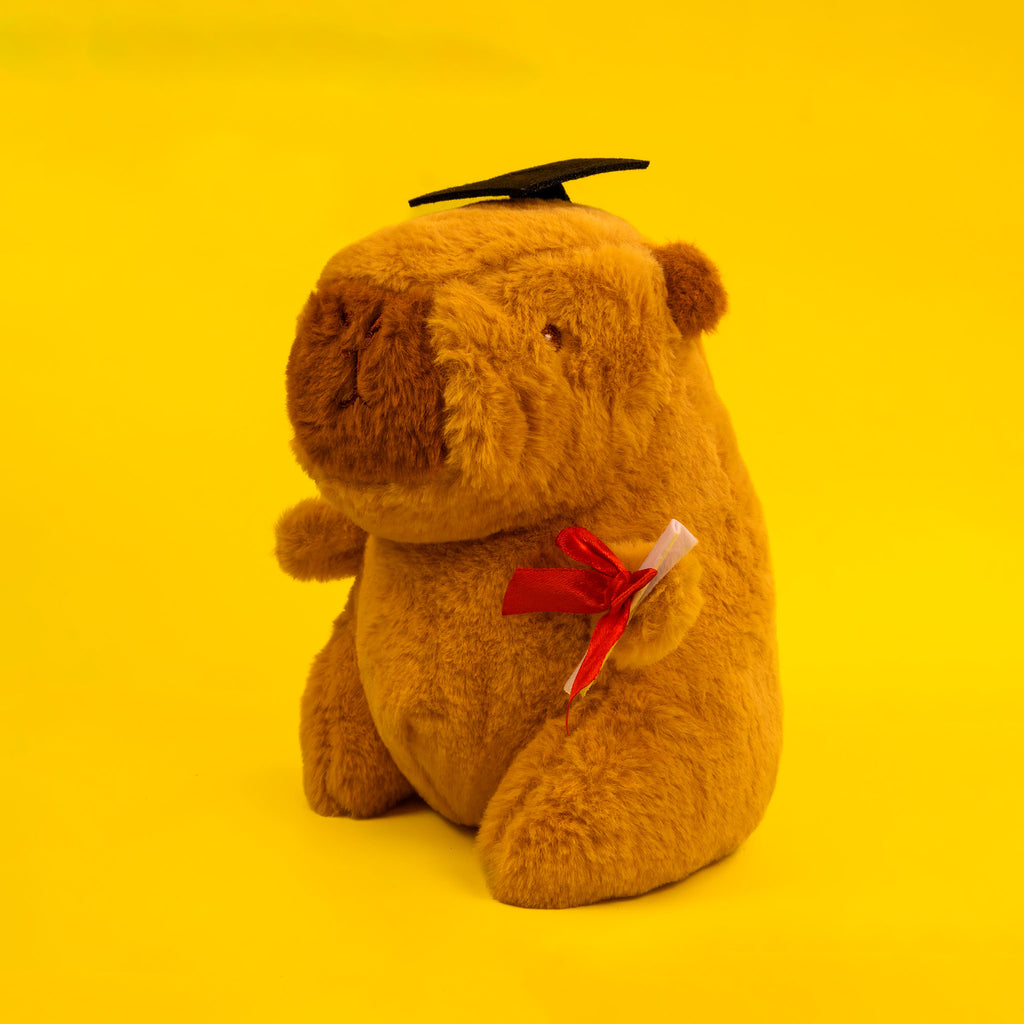 Capibara de peluche graduada, perfecta para regalar en graduaciones y eventos. Peluches de graduación 