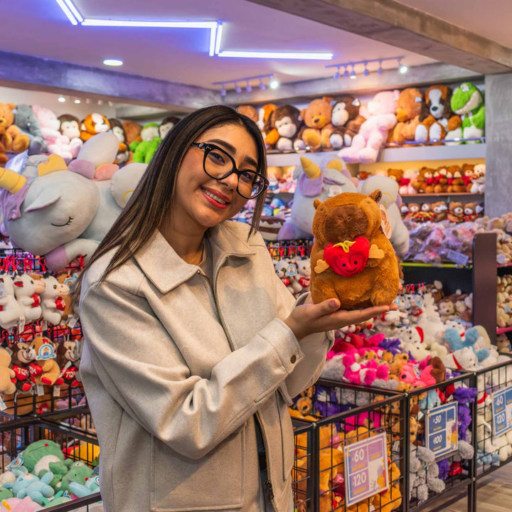 Capibara de peluche para San Valentín. Peluches ideales para maquinas de garra , maquinas de peluches. 