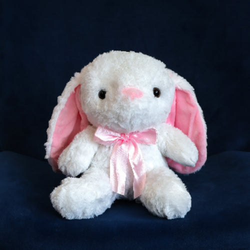 Conejo de peluche blanco con orejas largas, felpa suave y moño decorativo.