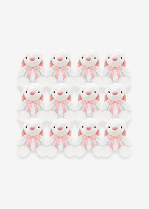 Conejo de peluche blanco con orejas largas, felpa suave y moño decorativo.