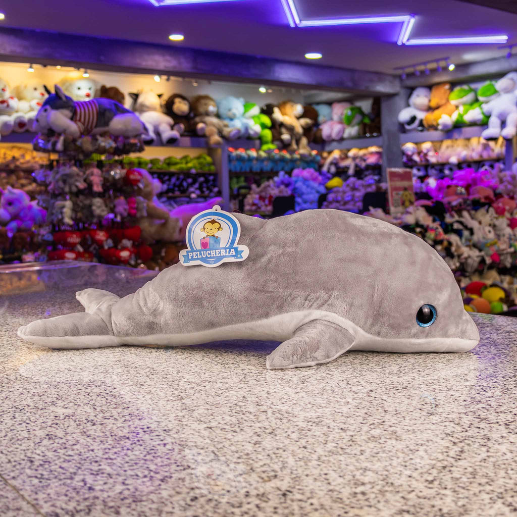 Delfín de peluche al mayoreo, color gris ideal para regalar, decorar o coleccionar. 