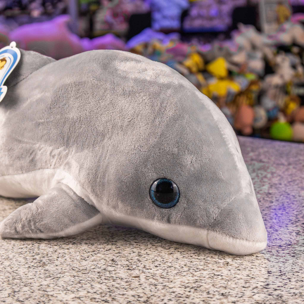 Delfín de peluche al mayoreo, color gris ideal para regalar, decorar o coleccionar. 
