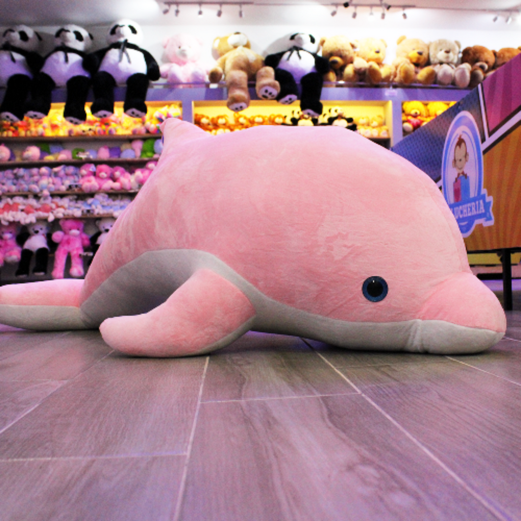 Delfín rosa de peluche gigante, ideal para mayoreo. Distribuidores y mayoristas. Peluches al mayoreo 
