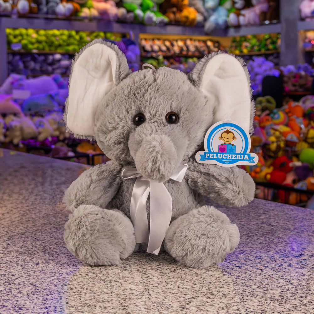 Elefante de peluche gris con orejas grandes y trompa suave, perfecto para toda ocasión