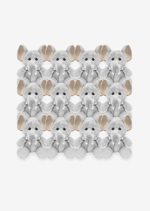 Elefante de peluche gris con orejas grandes y trompa suave, perfecto para toda ocasión
