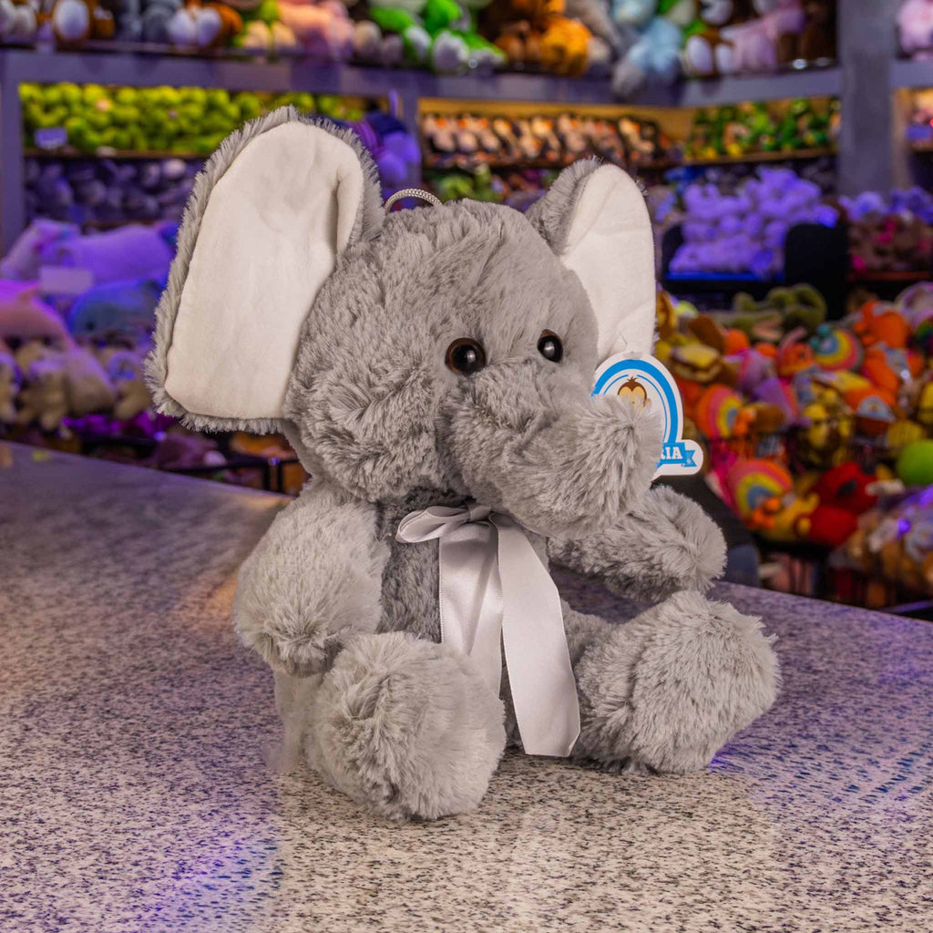Elefante de peluche gris con orejas grandes y trompa suave, perfecto para toda ocasión