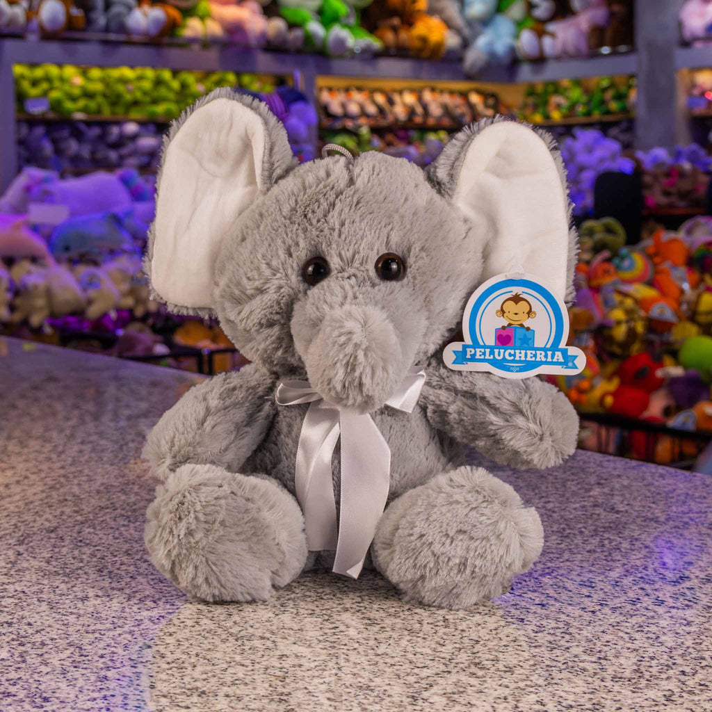 Elefante de peluche gris con orejas grandes y trompa suave, perfecto para toda ocasión