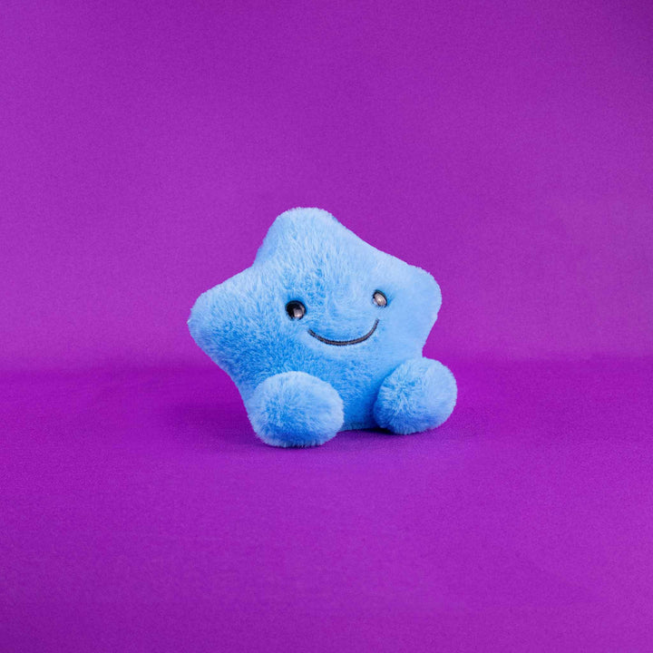 Set de 4 piezas Estrellas de peluche Twinky PIUINIKI . Estrellas de peluche en color rosa, morado, azul y amarillo con caritas felices 