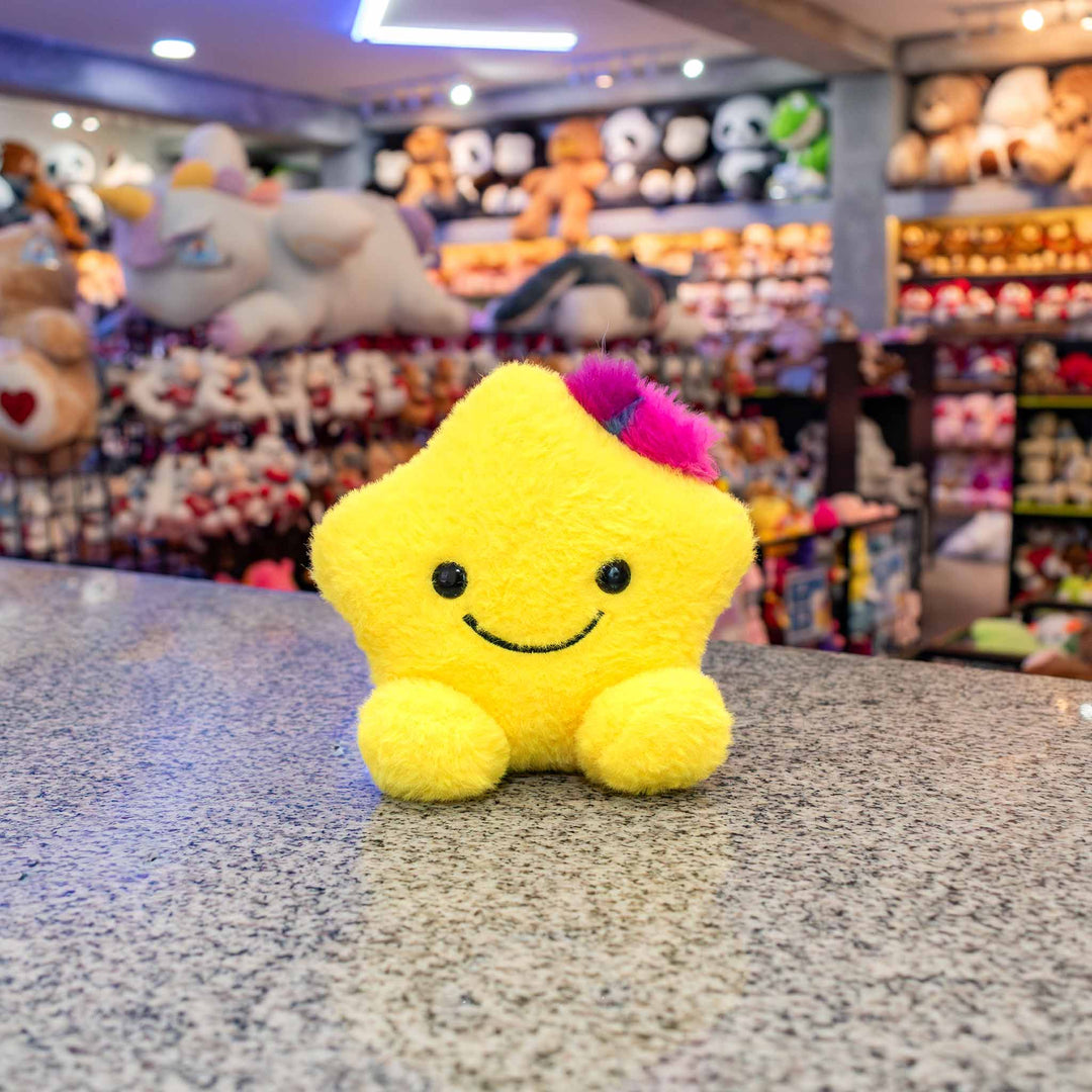 Set de 4 piezas Estrellas de peluche Twinky PIUINIKI . Estrellas de peluche en color rosa, morado, azul y amarillo con caritas felices 