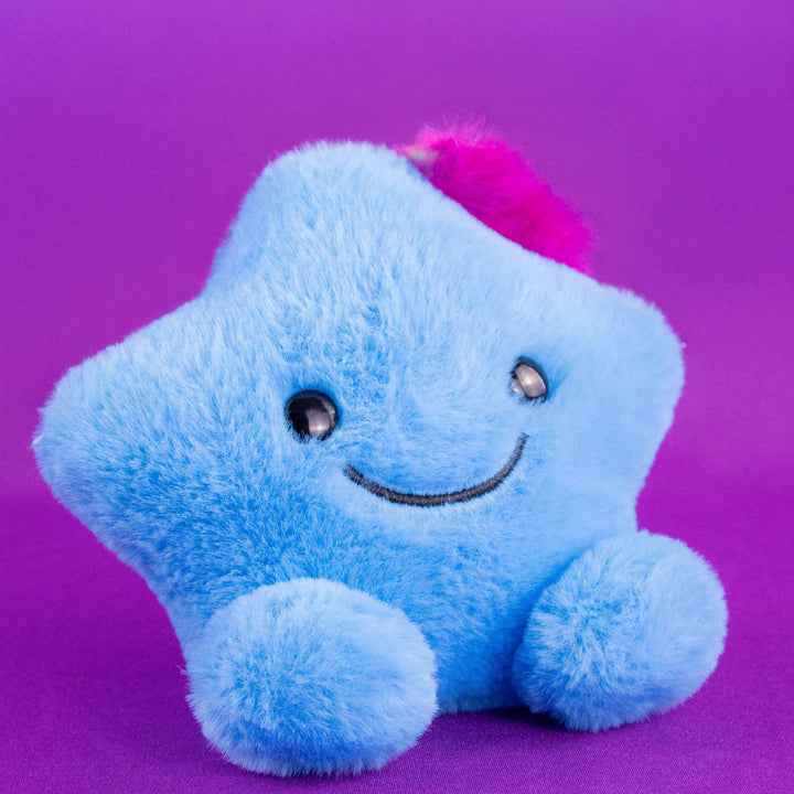 Set de 4 piezas Estrellas de peluche Twinky PIUINIKI . Estrellas de peluche en color rosa, morado, azul y amarillo con caritas felices 