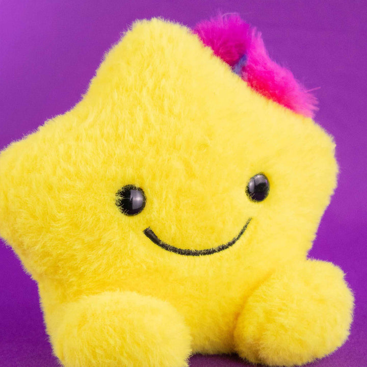 Set de 4 piezas Estrellas de peluche Twinky PIUINIKI . Estrellas de peluche en color rosa, morado, azul y amarillo con caritas felices 