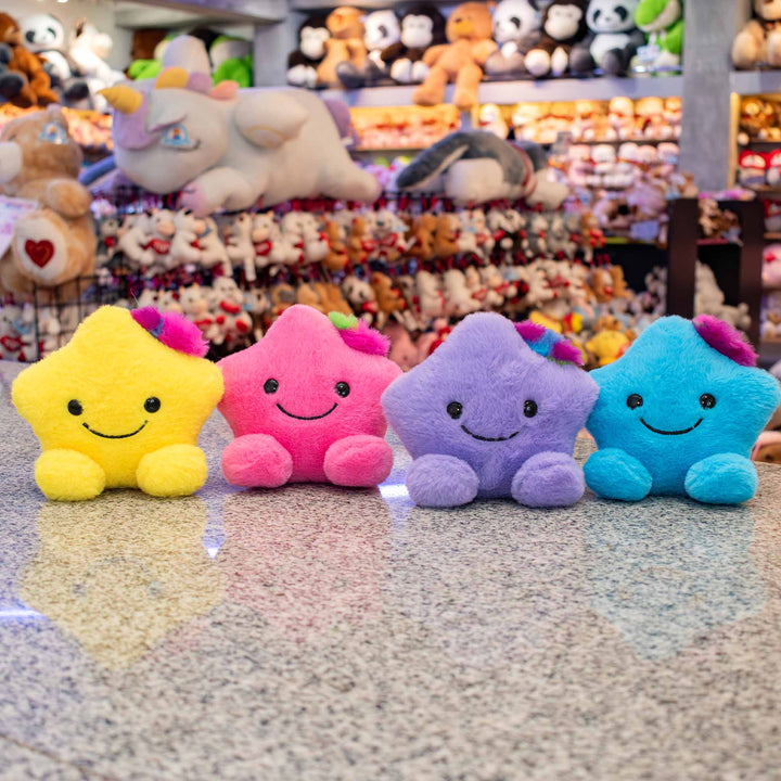 Set de 4 piezas Estrellas de peluche Twinky PIUINIKI . Estrellas de peluche en color rosa, morado, azul y amarillo con caritas felices 