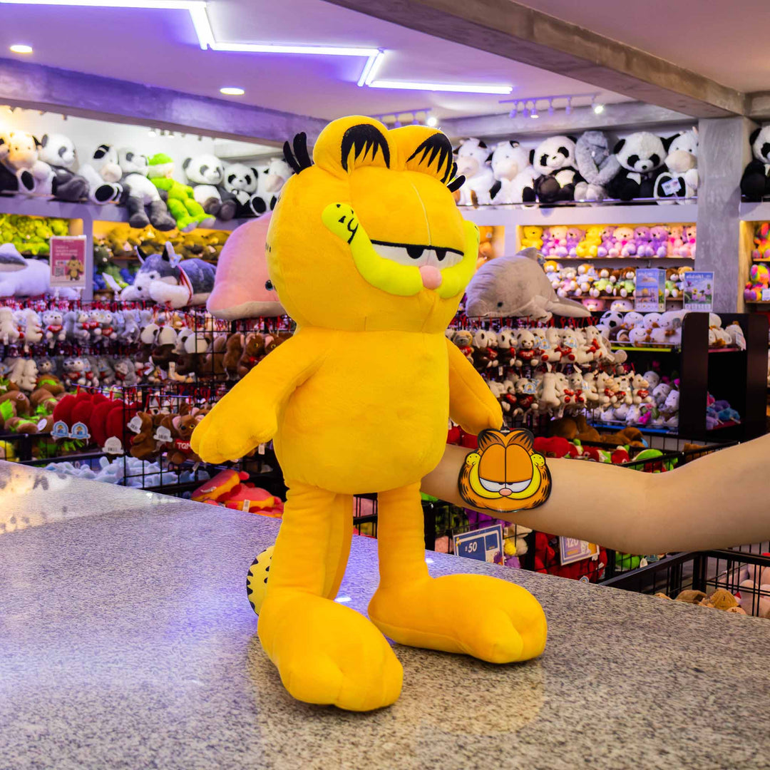 Garfield de peluche original. Peluches de licencias, color naranja con negro