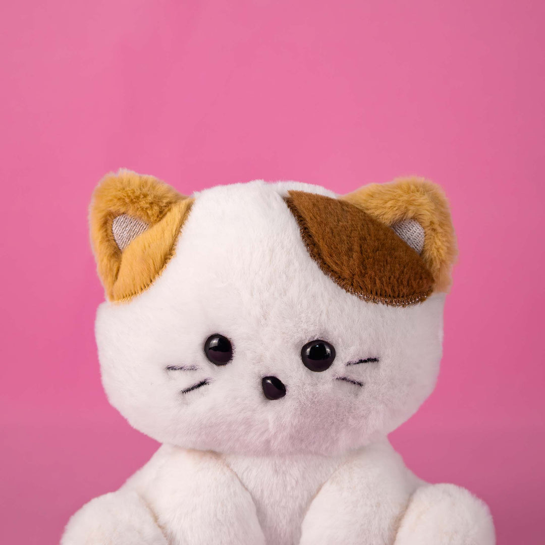 Gato de peluche Tuni 15 cm PIUINIKI - Gato de peluche en color blanco con café  y beige. Peluches para bautizo y eventos
