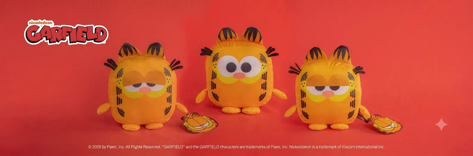 Colección de peluches cuadrados de Garfield de Nickelodeon sobre fondo rojo en Peluchería