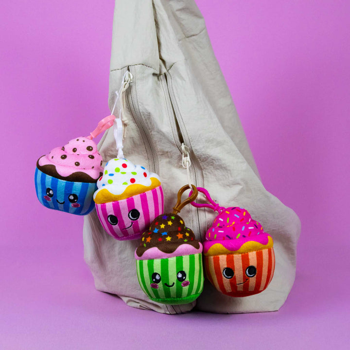 Set de 6 Piezas Llavero de peluche Cupcake 10 cm, colores rosa, verde, azul y naranja. Llaveros coleccionables