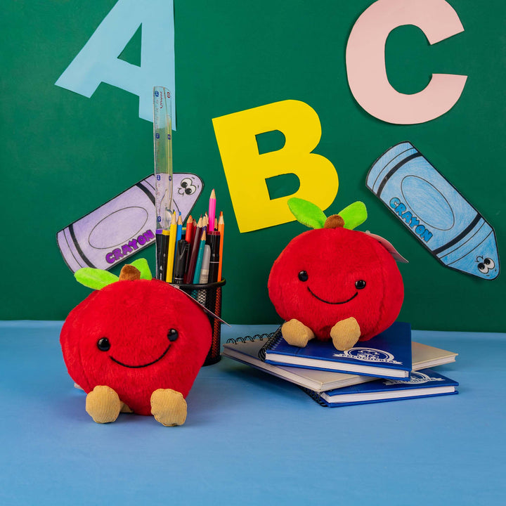Manzana de peluche Appy 14 cm PIUINIKI. Peluche de manzana con cara feliz en color rojo
