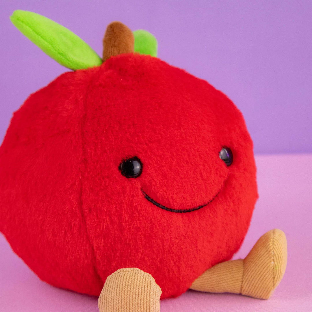 Manzana de peluche Appy 14 cm PIUINIKI. Peluche de manzana con cara feliz en color rojo