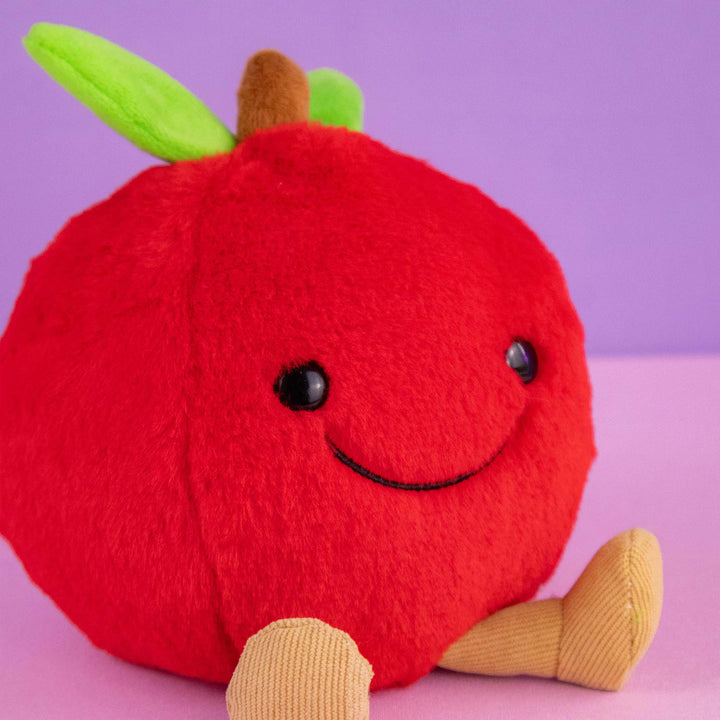 Manzana de peluche Appy 14 cm PIUINIKI. Peluche de manzana con cara feliz en color rojo