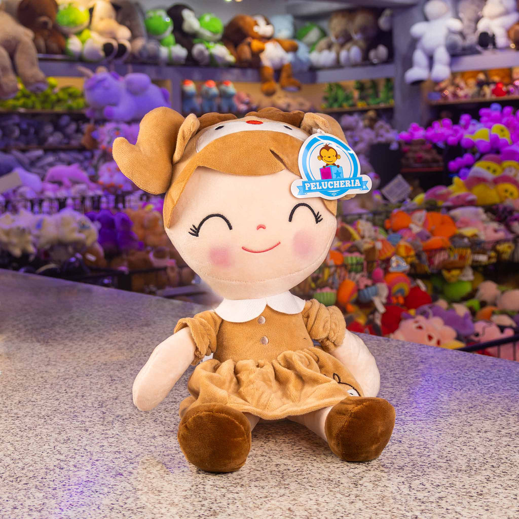 Muñeca de peluche, color café, perfecta para regalar. Tiernos detalles