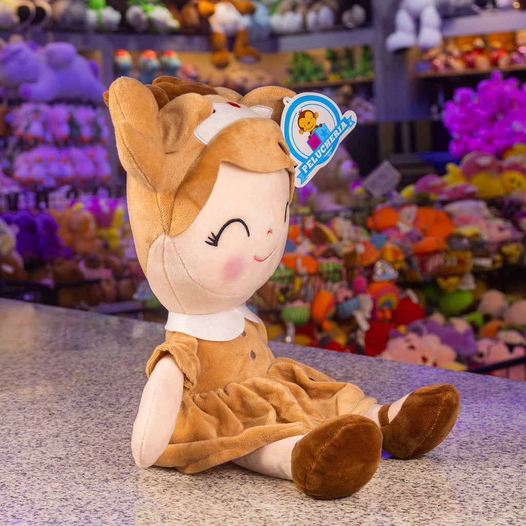 Muñeca de peluche, color café, perfecta para regalar. Tiernos detalles
