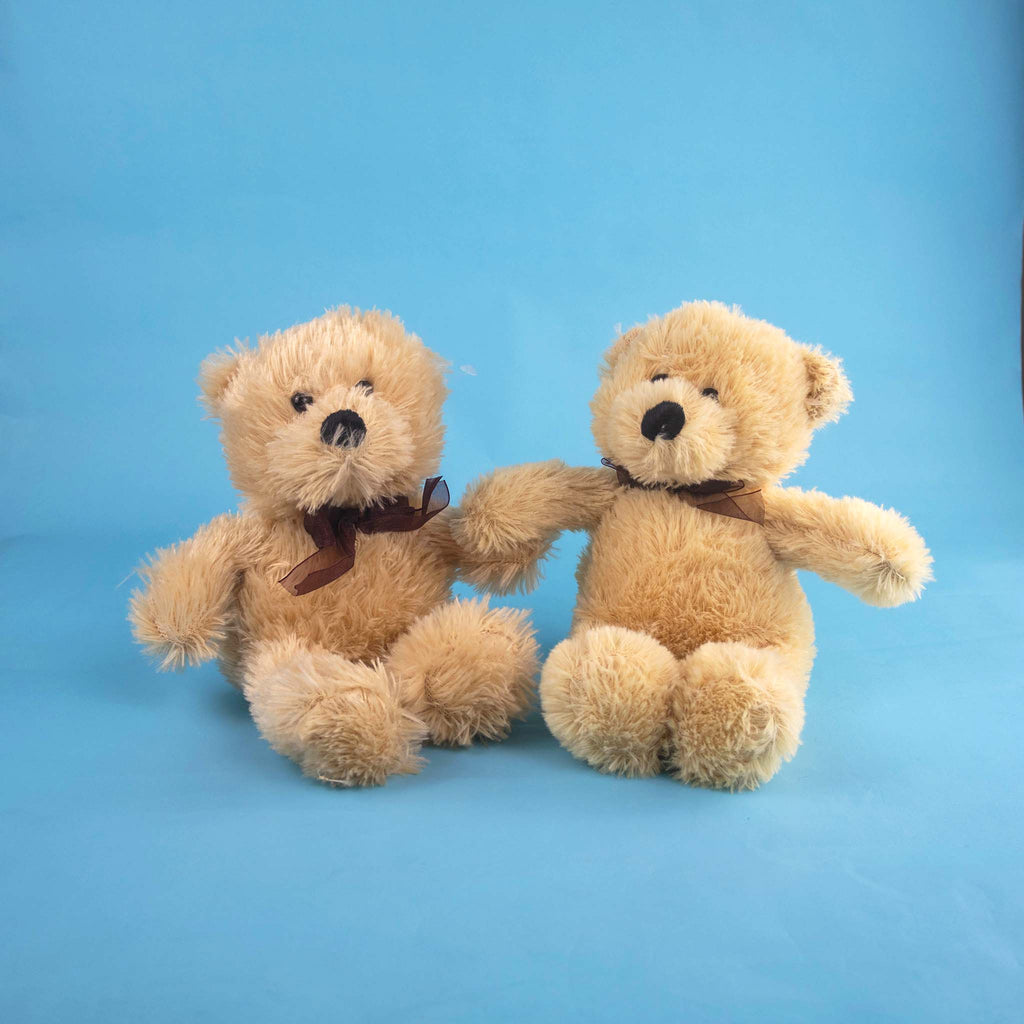 Oso de peluche color café suave y clásico, ideal para regalo. Peluches al mayoreo, ideal para baby shower y eventos. 