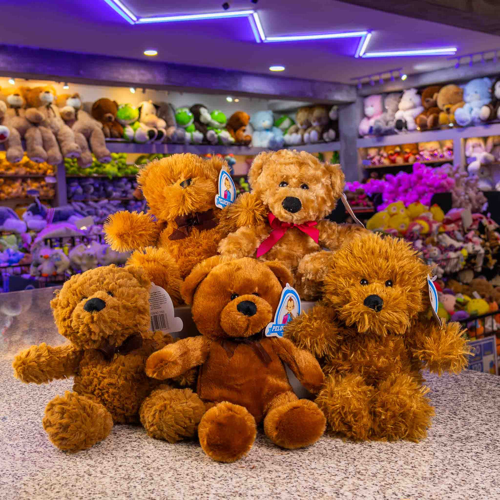 Oso de peluche color café suave y clásico, ideal para regalo. Peluches al mayoreo, ideal para baby shower y eventos. 
