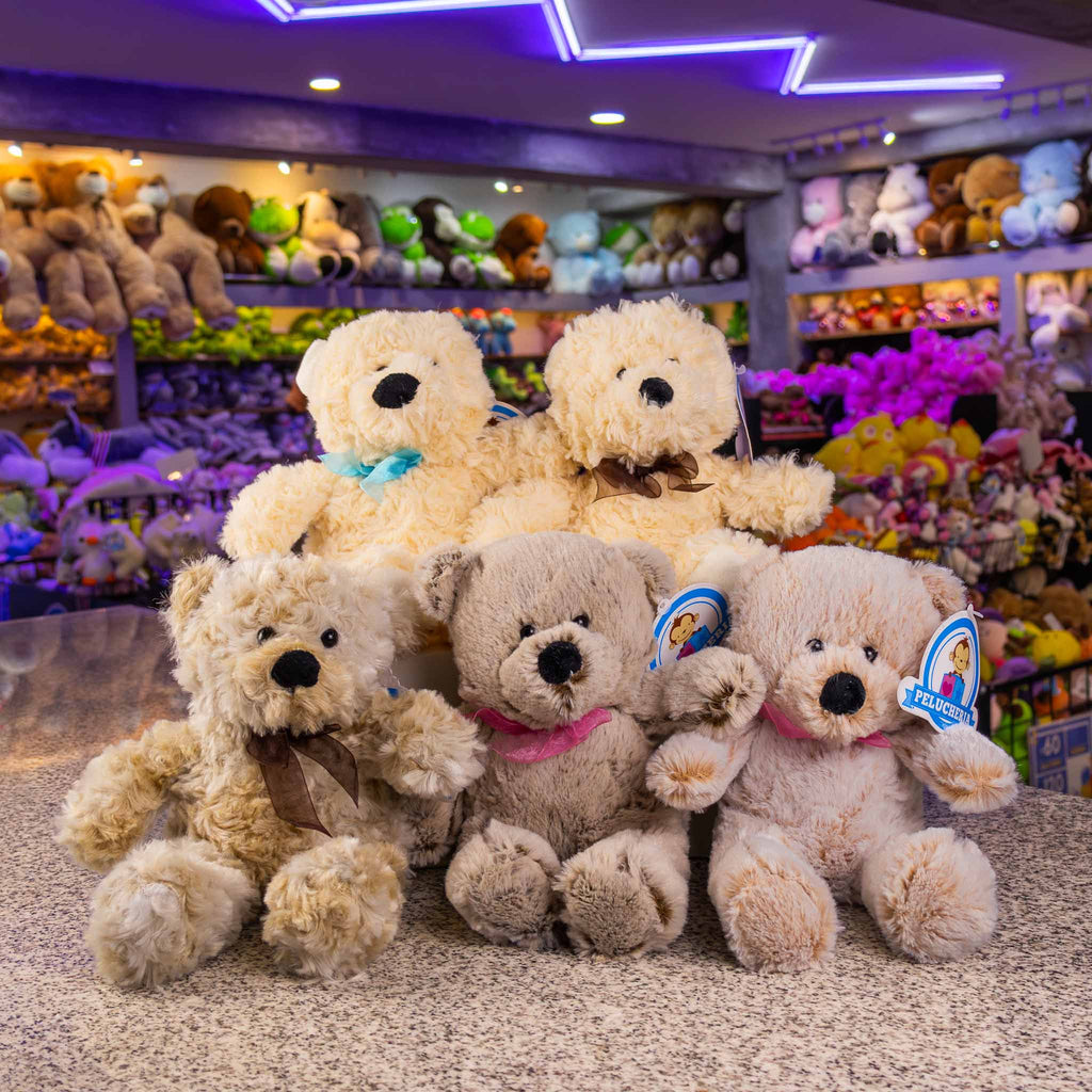 Oso de peluche color café suave y clásico, ideal para regalo. Peluches al mayoreo, ideal para baby shower y eventos. 
