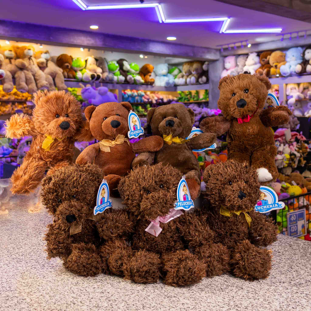 Oso de peluche color café suave y clásico, ideal para regalo. Peluches al mayoreo, ideal para baby shower y eventos. 