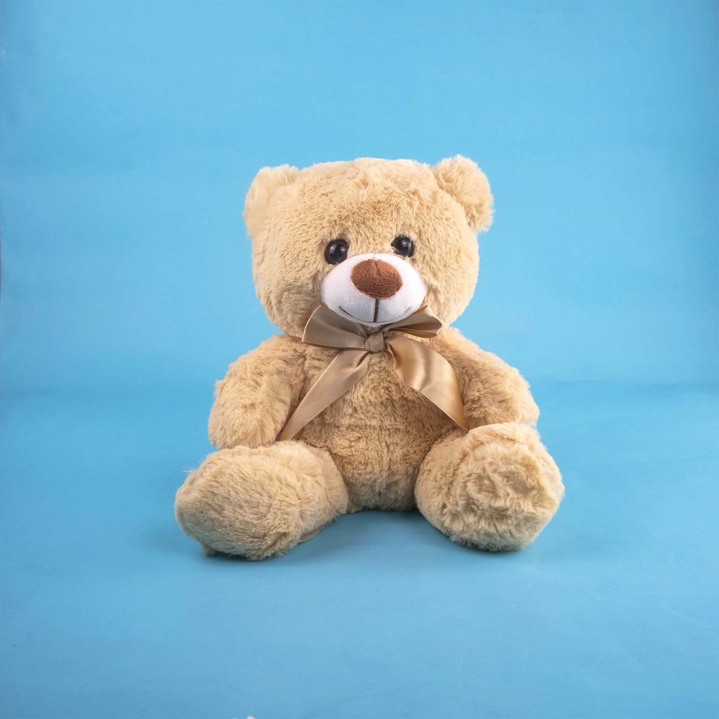 Oso de peluche color café, suave, sentado y con moño, ideal para regalo, baby showers, eventos y fiestas. Peluches al mayoreo 