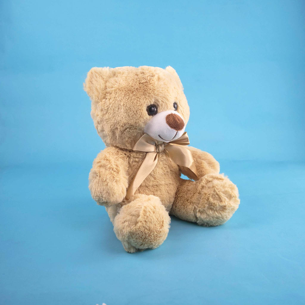 Oso de peluche color café, suave, sentado y con moño, ideal para regalo, baby showers, eventos y fiestas. Peluches al mayoreo 