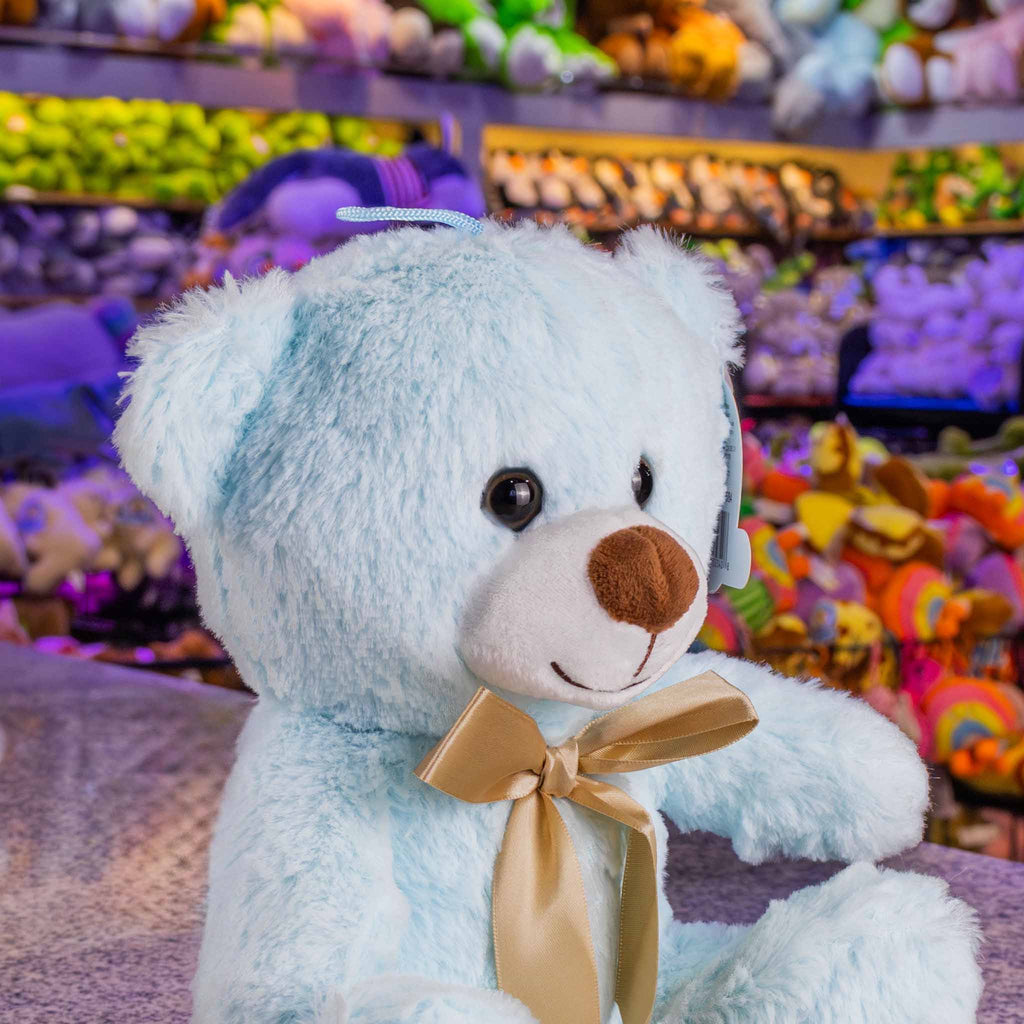 Oso de peluche color azul claro, de felpa suave, sentado y con moño. Peluches para baby showers , eventos y decoraciones