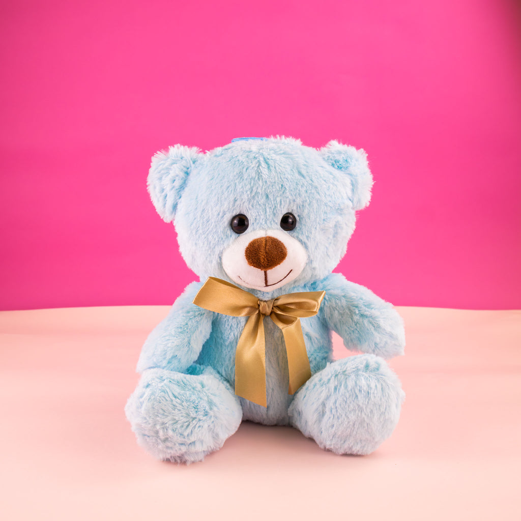 Oso de peluche color azul claro, de felpa suave, sentado y con moño. Peluches para baby showers , eventos y decoraciones