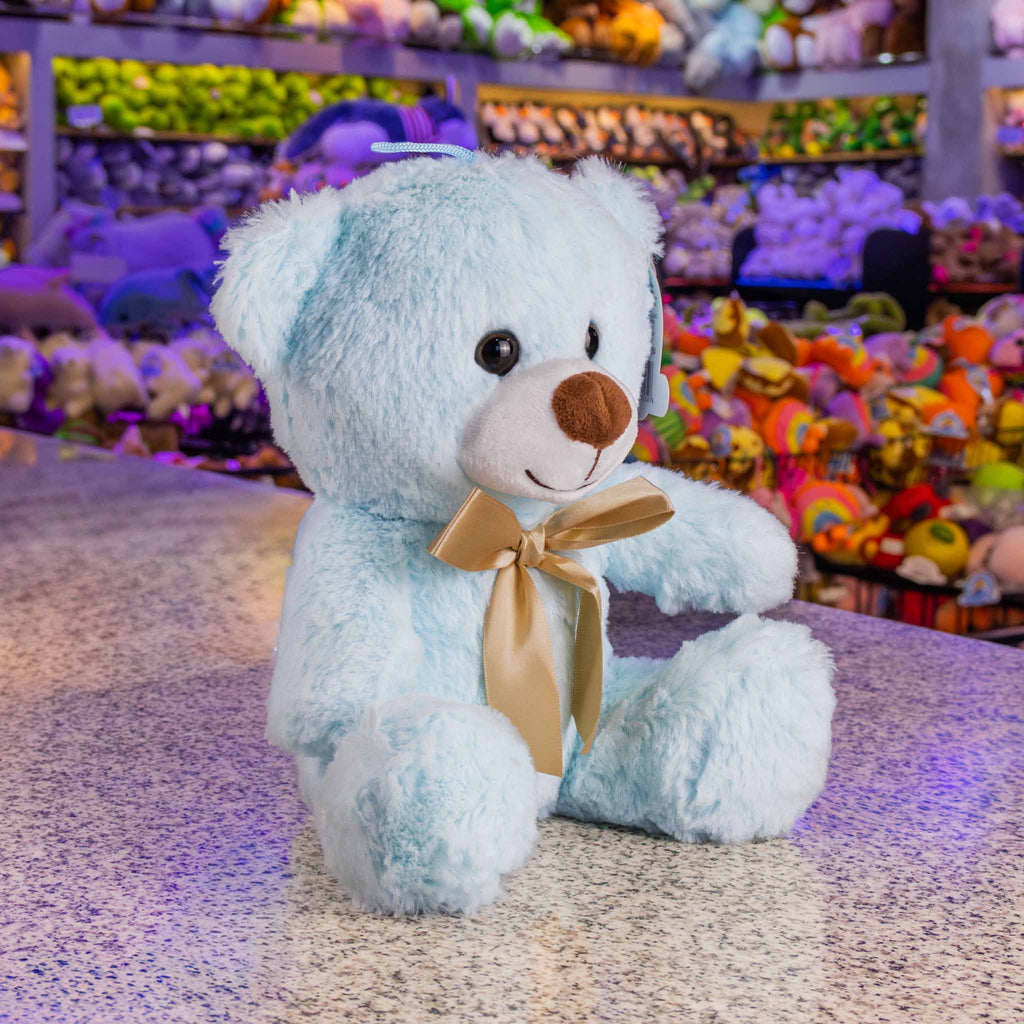 Oso de peluche color azul claro, de felpa suave, sentado y con moño. Peluches para baby showers , eventos y decoraciones 
