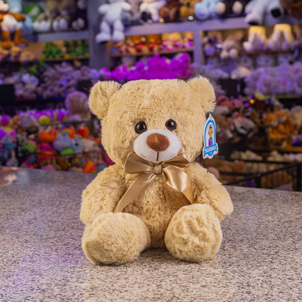 Oso de peluche color café, suave, sentado y con moño, ideal para regalo, baby showers, eventos y fiestas. Peluches al mayoreo 