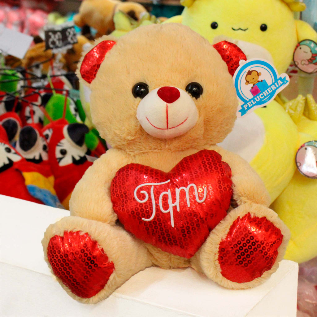 Oso de peluche con corazón color café, abrazable y tierno 
