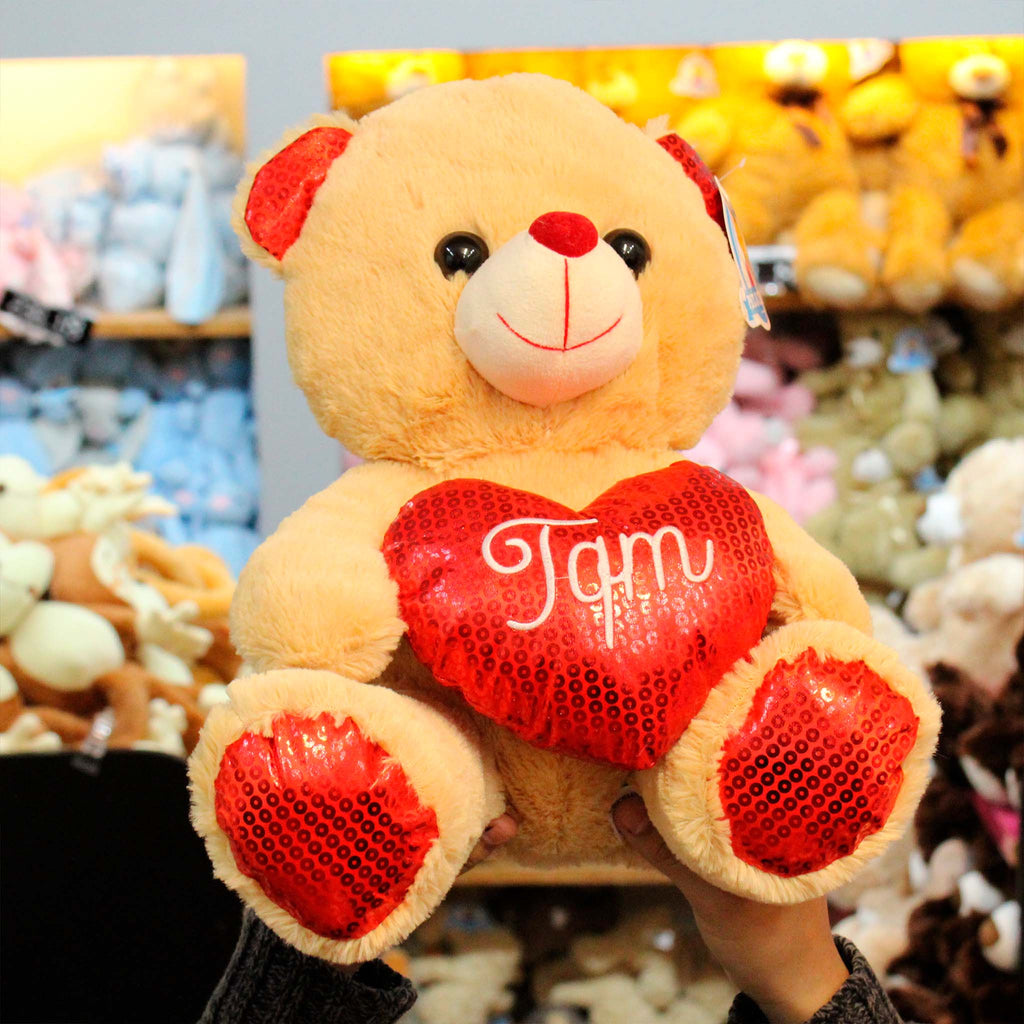 Oso de peluche con corazón color café, abrazable y tierno 