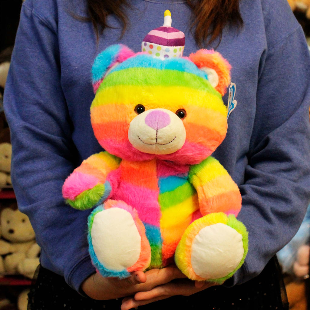 Oso de peluche HBD super suave y abrazable. Ideal para regalar en cumpleaños 