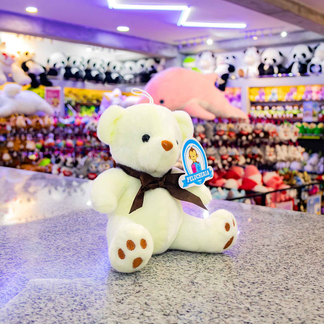 Osos de peluche al mayoreo en colores blanco y café, perfectos para decoración y eventos
